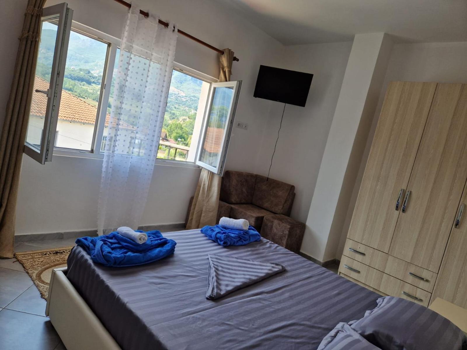 Bar-Restaurant-Hotel-Familja Klos Εξωτερικό φωτογραφία