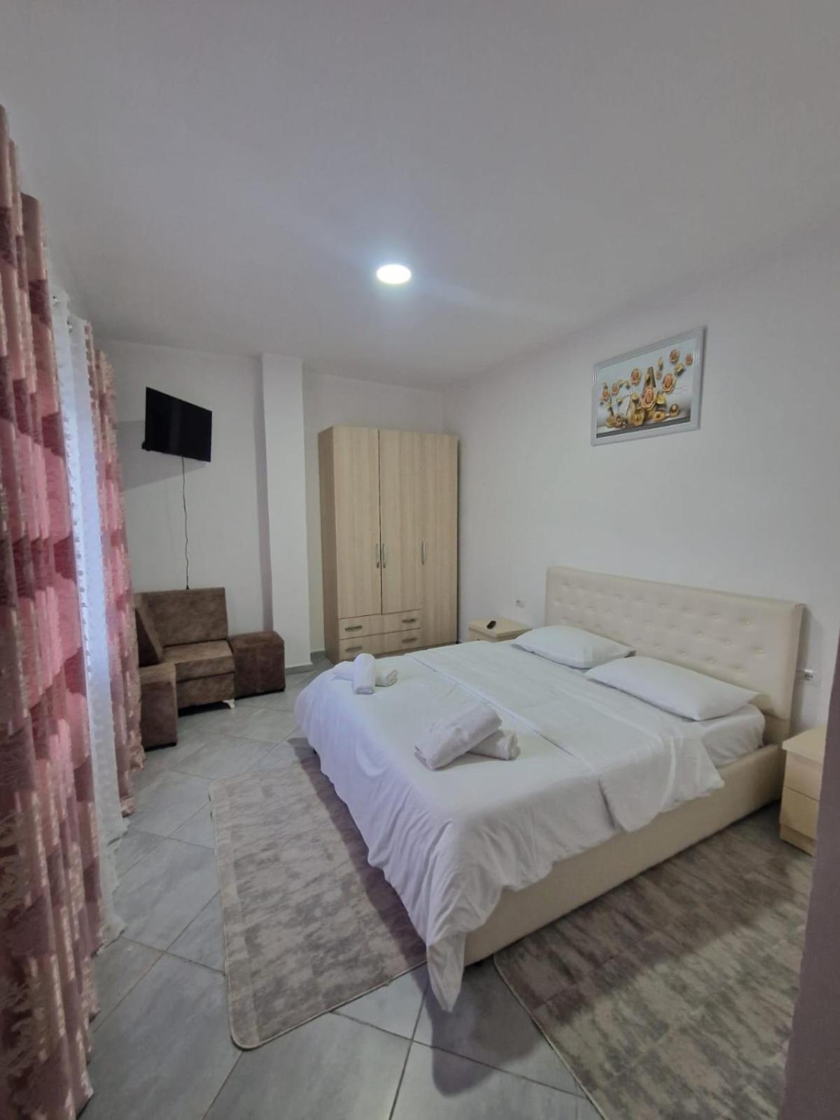 Bar-Restaurant-Hotel-Familja Klos Εξωτερικό φωτογραφία