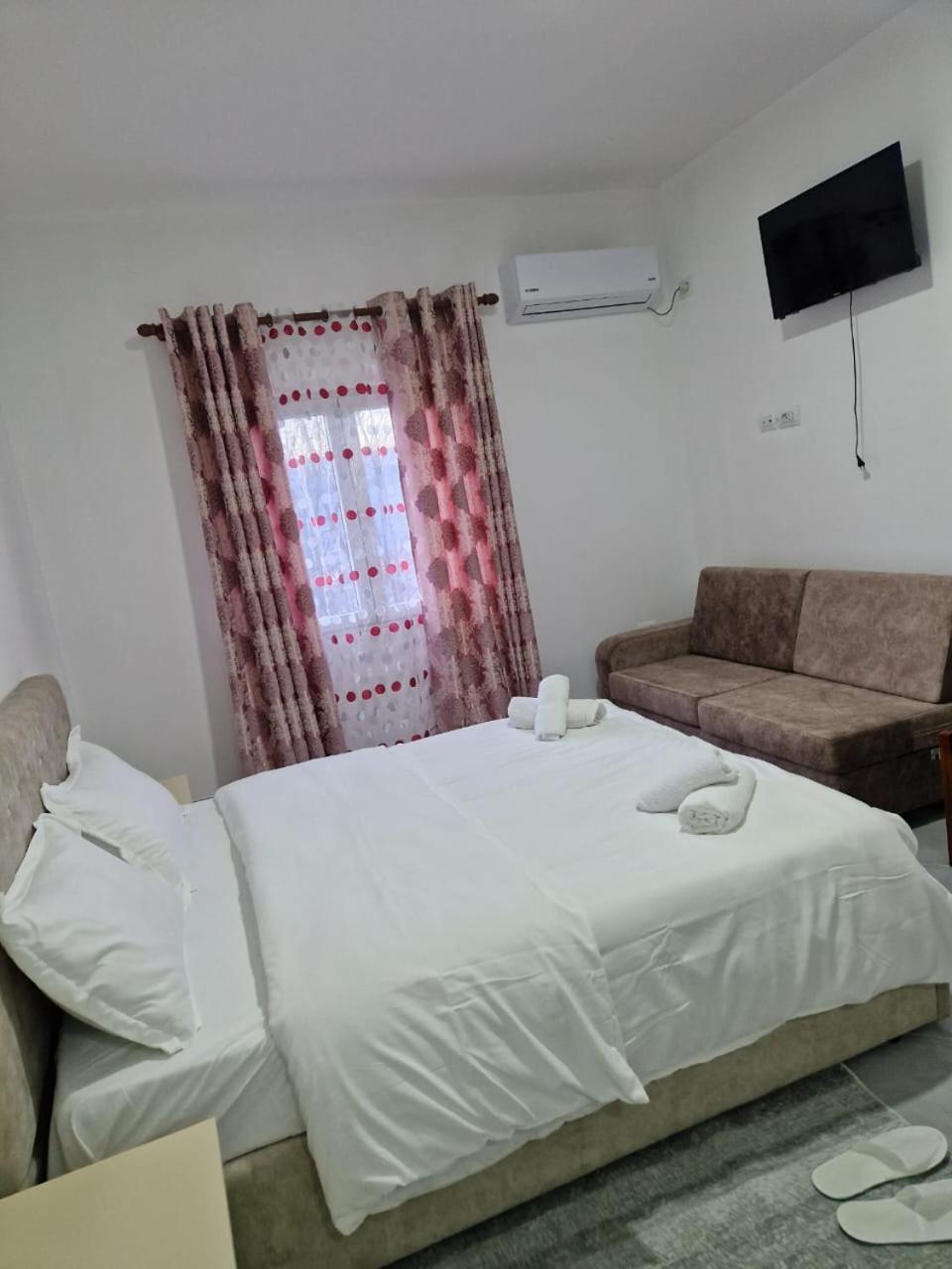 Bar-Restaurant-Hotel-Familja Klos Εξωτερικό φωτογραφία