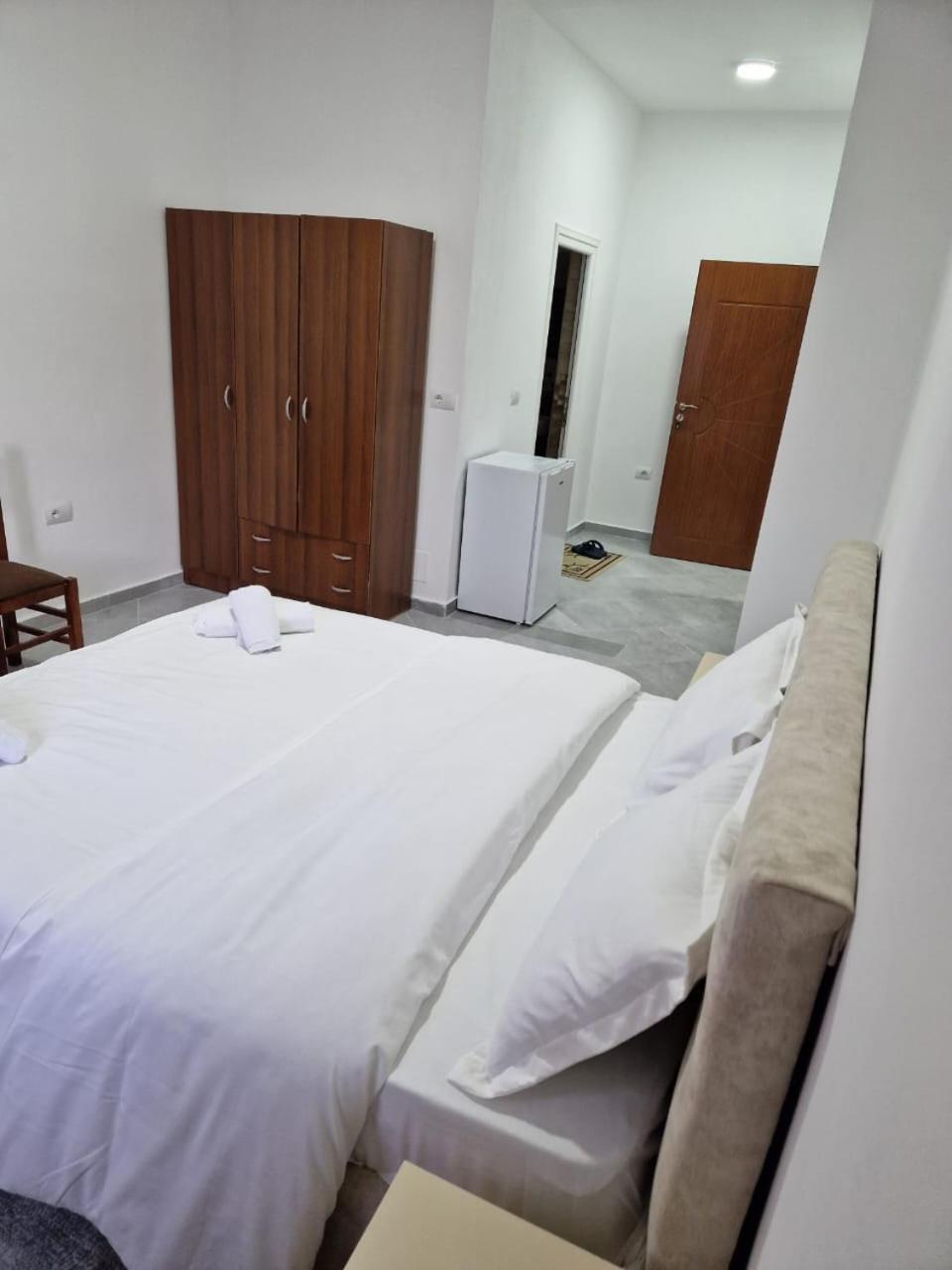 Bar-Restaurant-Hotel-Familja Klos Εξωτερικό φωτογραφία